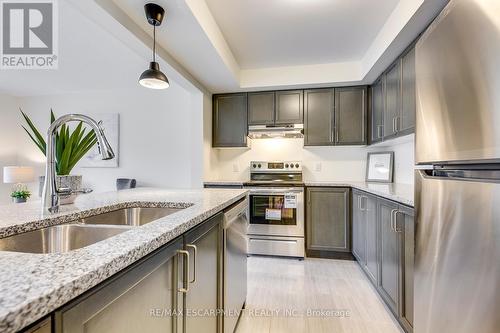 144 Christopher Road, Oakville, ON - Indoor Photo Showing Kitchen With Double Sink With Upgraded Kitchen