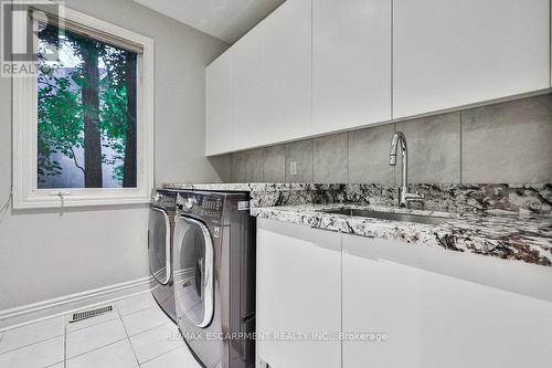 150 Indian Valley Trail W, Mississauga, ON - Indoor Photo Showing Laundry Room