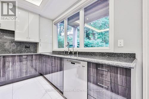 150 Indian Valley Trail W, Mississauga, ON - Indoor Photo Showing Kitchen With Double Sink