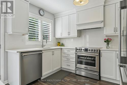 2278 Grand Oak Trail, Oakville, ON - Indoor Photo Showing Kitchen With Upgraded Kitchen