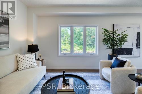 47 Queensbrook Crescent, Cambridge, ON - Indoor Photo Showing Living Room