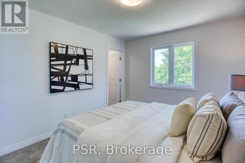 47 Queensbrook Crescent, Cambridge, ON - Indoor Photo Showing Bedroom