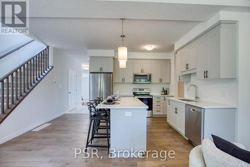 47 Queensbrook Crescent, Cambridge, ON - Indoor Photo Showing Kitchen With Upgraded Kitchen