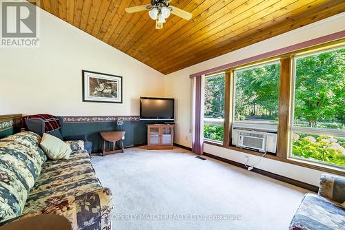 9838 Ellis Road, Hamilton Township, ON - Indoor Photo Showing Living Room