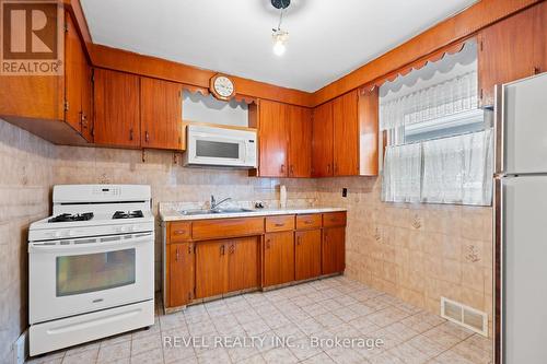 9 King Street, Thorold, ON - Indoor Photo Showing Kitchen With Double Sink