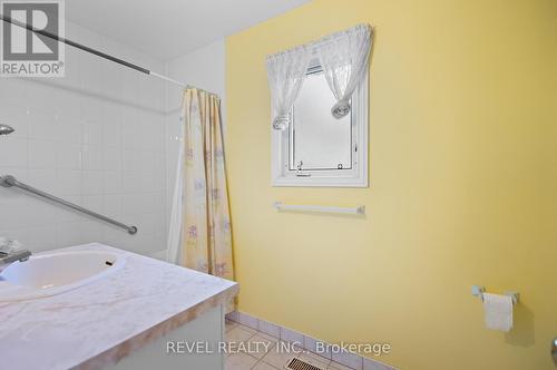 9 King Street, Thorold, ON - Indoor Photo Showing Bathroom