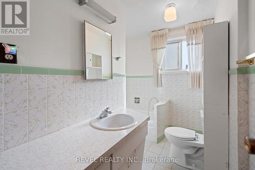 9 King Street, Thorold, ON - Indoor Photo Showing Bathroom