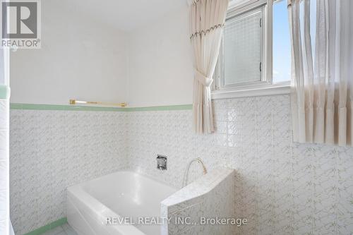 9 King Street, Thorold, ON - Indoor Photo Showing Bathroom