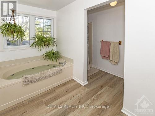 23 Pittaway Avenue, Ottawa, ON - Indoor Photo Showing Bathroom