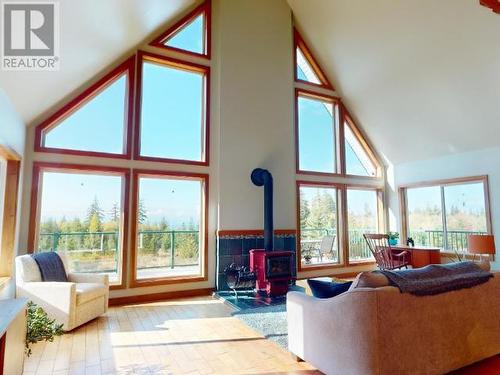 6268 Shelter Point Road, Texada Island, BC - Indoor Photo Showing Living Room