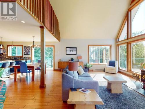 6268 Shelter Point Road, Texada Island, BC - Indoor Photo Showing Living Room