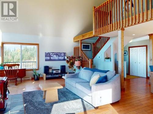 6268 Shelter Point Road, Texada Island, BC - Indoor Photo Showing Living Room