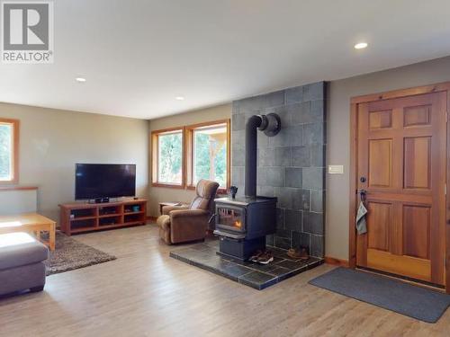 6268 Shelter Point Road, Texada Island, BC - Indoor Photo Showing Living Room