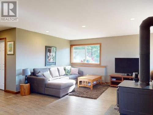 6268 Shelter Point Road, Texada Island, BC - Indoor Photo Showing Living Room