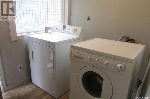 1037 Broder Street, Regina, SK - Indoor Photo Showing Laundry Room