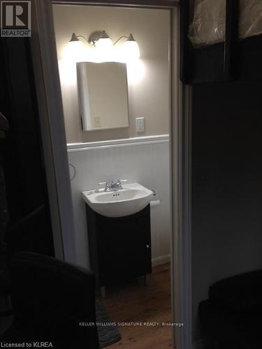 9 Simcoe Street, Kawartha Lakes, ON - Indoor Photo Showing Bathroom