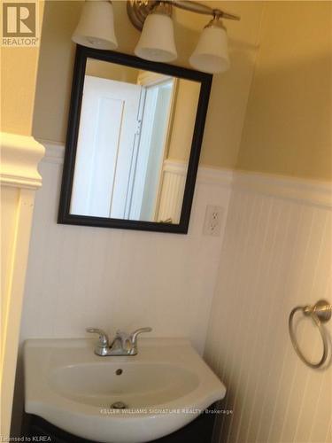 9 Simcoe Street, Kawartha Lakes, ON - Indoor Photo Showing Bathroom