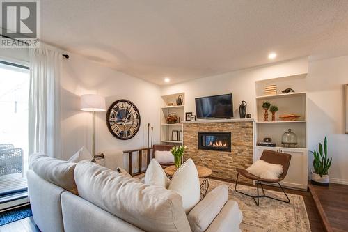 5300 25 Avenue Unit# 31, Vernon, BC - Indoor Photo Showing Living Room With Fireplace