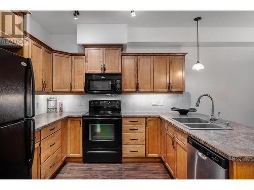 3739 Casorso Road Unit# 118, Kelowna, BC - Indoor Photo Showing Kitchen With Double Sink