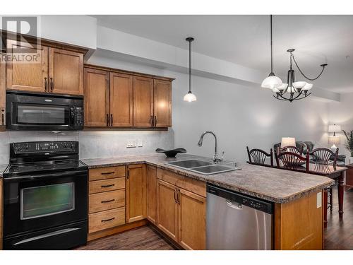 3739 Casorso Road Unit# 118, Kelowna, BC - Indoor Photo Showing Kitchen With Double Sink