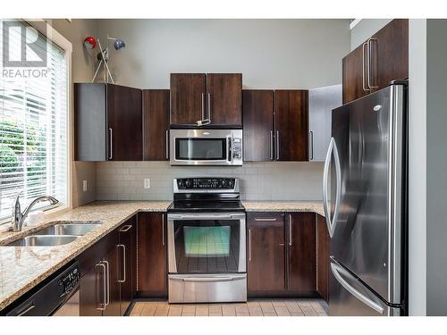 3739 Casorso Road Unit# 118, Kelowna, BC - Indoor Photo Showing Kitchen With Double Sink