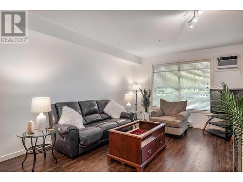 3739 Casorso Road Unit# 118, Kelowna, BC - Indoor Photo Showing Living Room