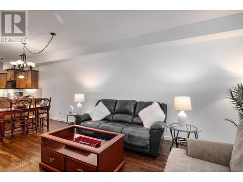 3739 Casorso Road Unit# 118, Kelowna, BC - Indoor Photo Showing Living Room