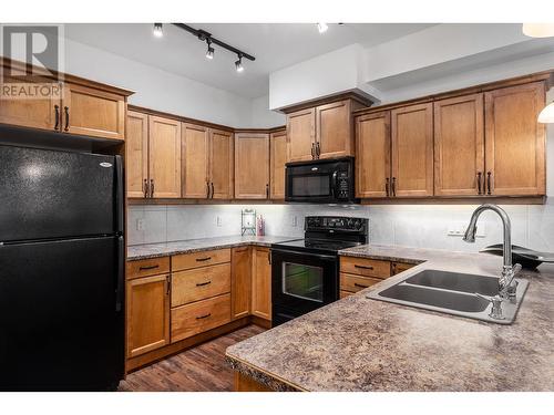 3739 Casorso Road Unit# 118, Kelowna, BC - Indoor Photo Showing Kitchen With Double Sink