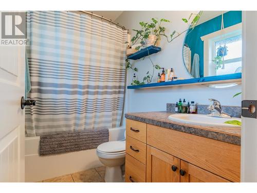 3712 5Th Avenue, Castlegar, BC - Indoor Photo Showing Bathroom