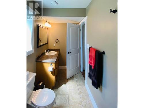 3712 5Th Avenue, Castlegar, BC - Indoor Photo Showing Bathroom