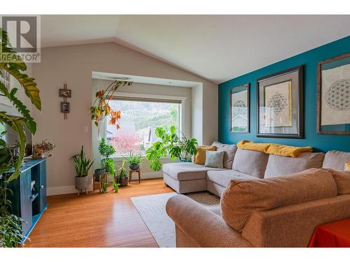 3712 5Th Avenue, Castlegar, BC - Indoor Photo Showing Living Room