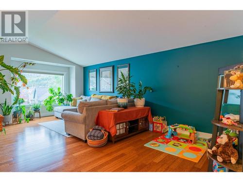 3712 5Th Avenue, Castlegar, BC - Indoor Photo Showing Living Room