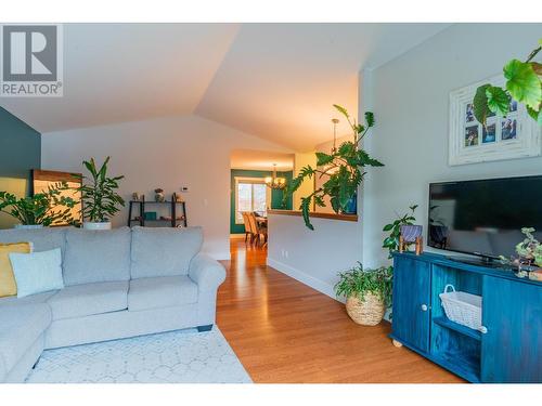 3712 5Th Avenue, Castlegar, BC - Indoor Photo Showing Living Room