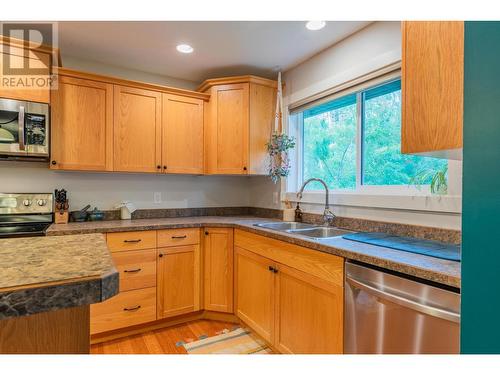 3712 5Th Avenue, Castlegar, BC - Indoor Photo Showing Kitchen With Double Sink