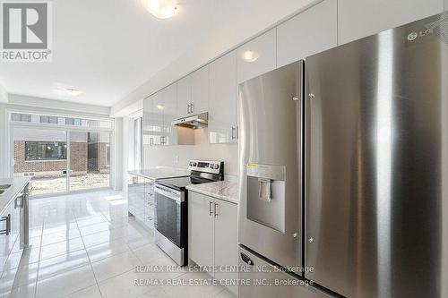 28 Rochester Drive, Barrie, ON - Indoor Photo Showing Kitchen With Upgraded Kitchen