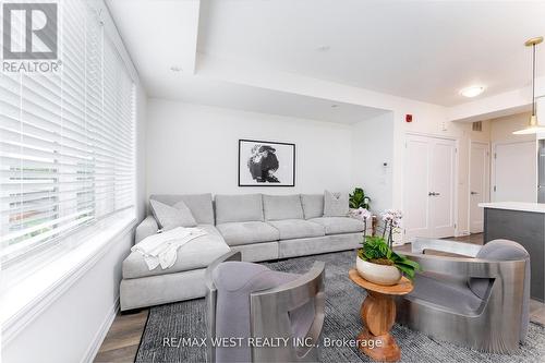 14 - 95 Eastwood Park Gardens, Toronto, ON - Indoor Photo Showing Living Room