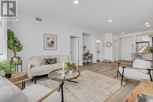 1057 Frost Road Unit# 105, Kelowna, BC - Indoor Photo Showing Living Room