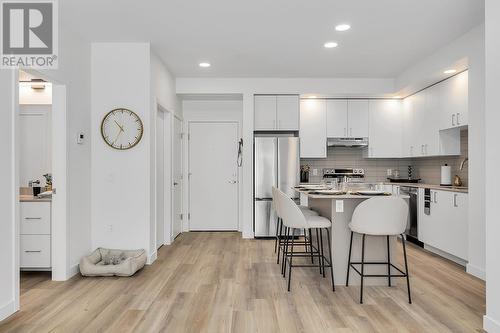 1057 Frost Road Unit# 105, Kelowna, BC - Indoor Photo Showing Kitchen With Stainless Steel Kitchen With Upgraded Kitchen