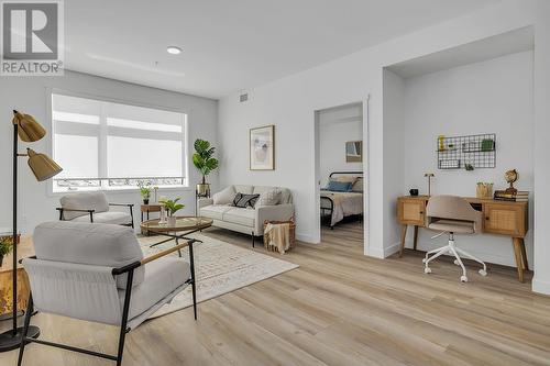 1057 Frost Road Unit# 105, Kelowna, BC - Indoor Photo Showing Living Room