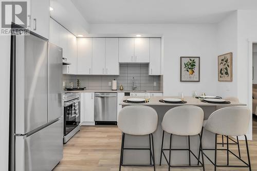 1057 Frost Road Unit# 105, Kelowna, BC - Indoor Photo Showing Kitchen