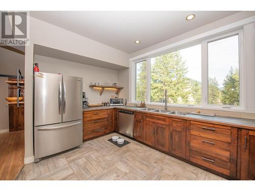 2140 Saddleview Avenue, Lumby, BC - Indoor Photo Showing Kitchen With Double Sink