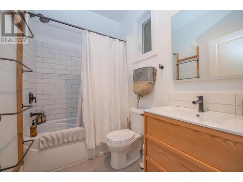 2140 Saddleview Avenue, Lumby, BC - Indoor Photo Showing Bathroom