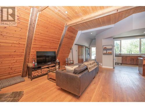 2140 Saddleview Avenue, Lumby, BC - Indoor