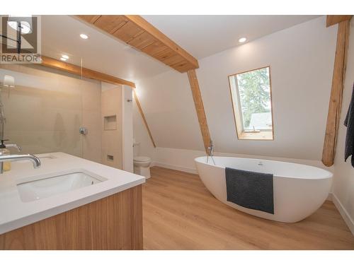 2140 Saddleview Avenue, Lumby, BC - Indoor Photo Showing Bathroom