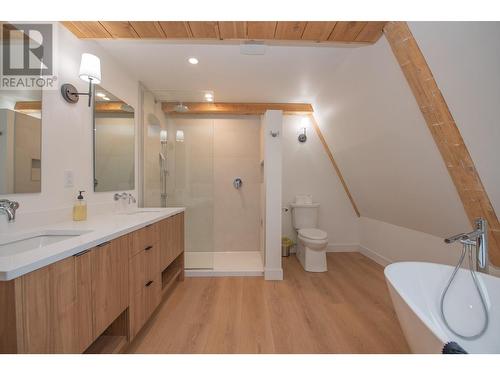 2140 Saddleview Avenue, Lumby, BC - Indoor Photo Showing Bathroom