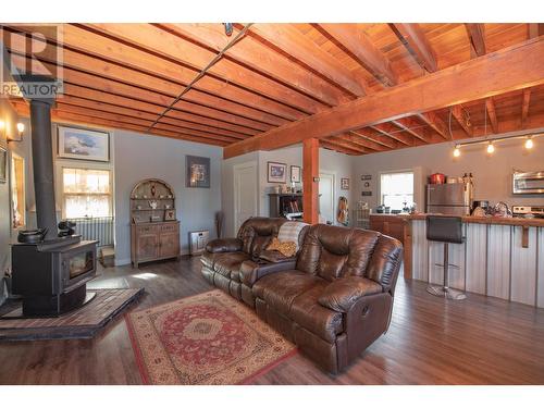 2140 Saddleview Avenue, Lumby, BC - Indoor Photo Showing Living Room