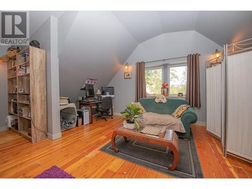 2140 Saddleview Avenue, Lumby, BC - Indoor Photo Showing Living Room