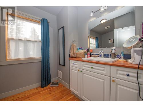 2140 Saddleview Avenue, Lumby, BC - Indoor Photo Showing Bathroom