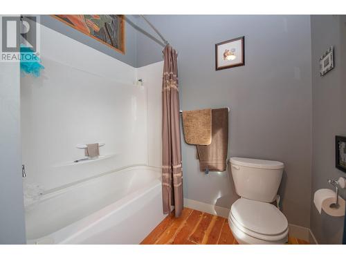 2140 Saddleview Avenue, Lumby, BC - Indoor Photo Showing Bathroom