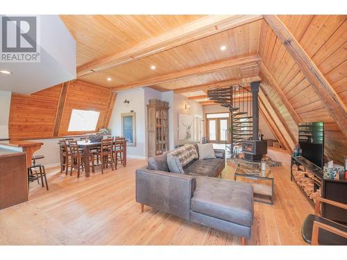 2140 Saddleview Avenue, Lumby, BC - Indoor Photo Showing Living Room